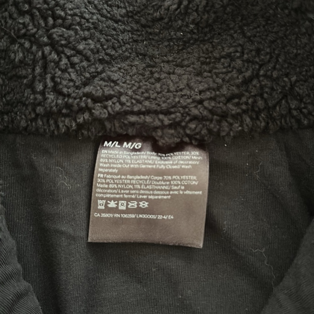 Lululemon Black Sherpa Cropped Scuba Size Medium - Picture 3 of 7